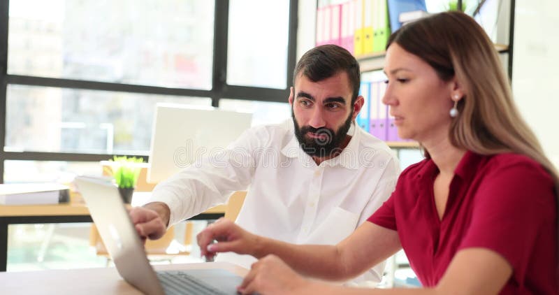 Les employés de bureau professionnels discutent des détails du projet clips vidéos
