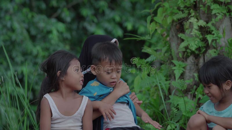 Les enfants asiatiques jouent dans la cour joyeusement