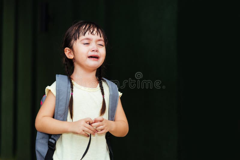 Les enfants badinent le cri triste pleurant de jardin d'enfants de fille de fils photographie stock libre de droits Les enfants badinent le cri triste pleurant de jardin d'enfants de fille de fils photographie stock libre de droits