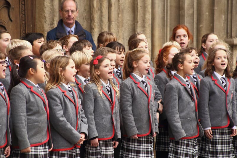 Les enfants chantent en choeur des chants de Noël de chant devant l'abbaye de Bath image stock Les enfants chantent en choeur des chants de Noël de chant devant l'abbaye de Bath image stock