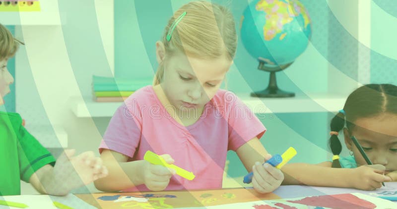 Les enfants colorient à la table avec animation vert tourbillonnante sur fond de salle de classe clips vidéos
