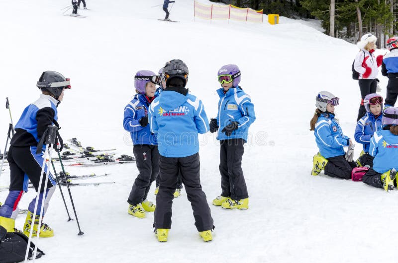 Les enfants constituent des groupes d'équipe d'école de ski pendant les vacances d'école annuelles d'hiver images stock Les enfants constituent des groupes d'équipe d'école de ski pendant les vacances d'école annuelles d'hiver images stock