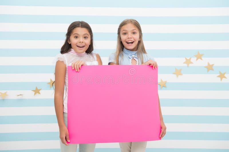 Les enfants de filles tiennent l'espace de copie d'affiche de publicité Les enfants tiennent annoncer la bannière Enfants heureux image stock Les enfants de filles tiennent l'espace de copie d'affiche de publicité Les enfants tiennent annoncer la bannière Enfants heureux image stock