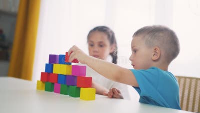Jouer avec des blocs aide au développement de bébé