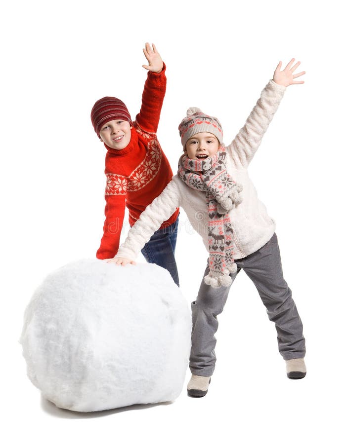 Les enfants font un bonhomme de neige dans l'horaire d'hiver, d'isolement photos stock Les enfants font un bonhomme de neige dans l'horaire d'hiver, d'isolement photos stock