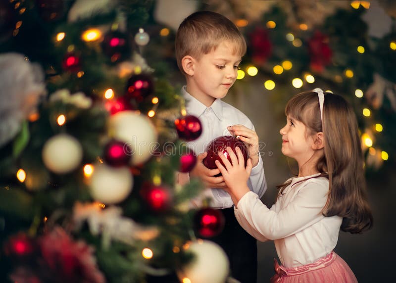 les enfants habillent un arbre de Noël photo stock les enfants habillent un arbre de Noël photo stock