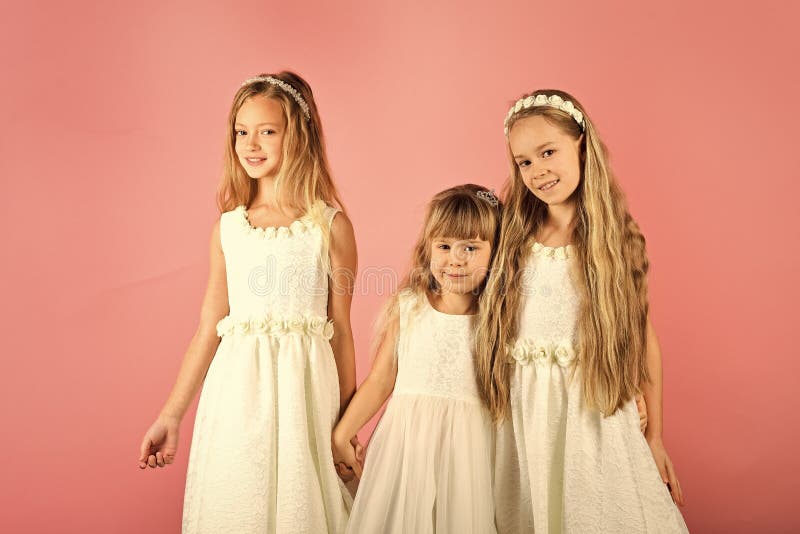 Les enfants heureux mignons sont ensemble Fond rose Concept de bonheur, à la mode et d'amitié photographie stock Les enfants heureux mignons sont ensemble Fond rose Concept de bonheur, à la mode et d'amitié photographie stock
