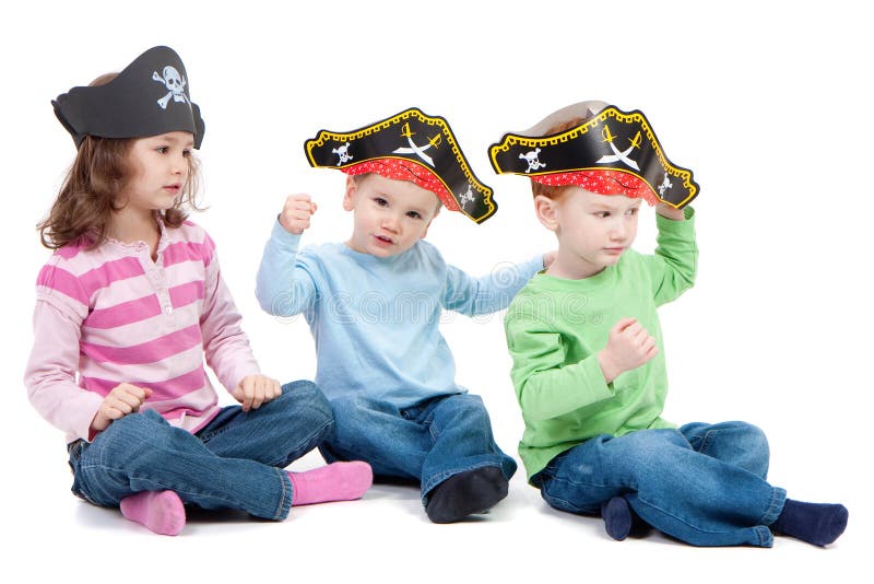 Les enfants jouant le jeu dans les gosses party des chapeaux de pirate photographie stock libre de droits Les enfants jouant le jeu dans les gosses party des chapeaux de pirate photographie stock libre de droits