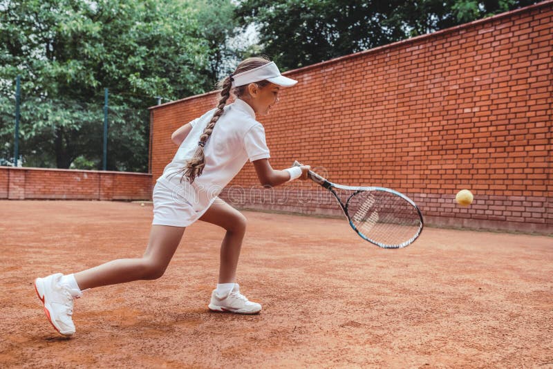 Une Fille Athlétique Souriante Tient Une Raquette De Tennis. À La Recherche  D'une Bonne Santé. Joueuse De Tennis De Fille. Compétition Sportive. Jeu De  Courge. Une Athlète Féminine Joue Au Tennis. Système