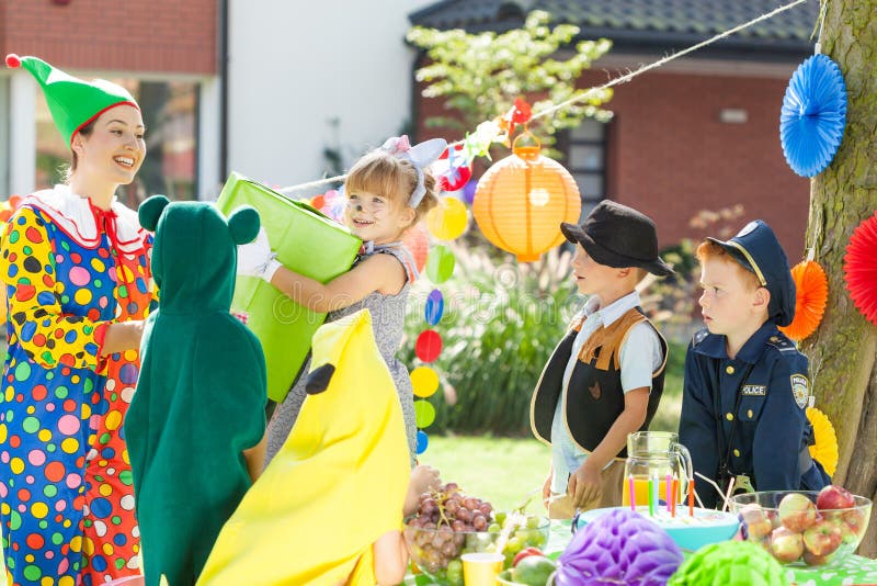 Les enfants pendant habillent la partie image libre de droits Les enfants pendant habillent la partie image libre de droits