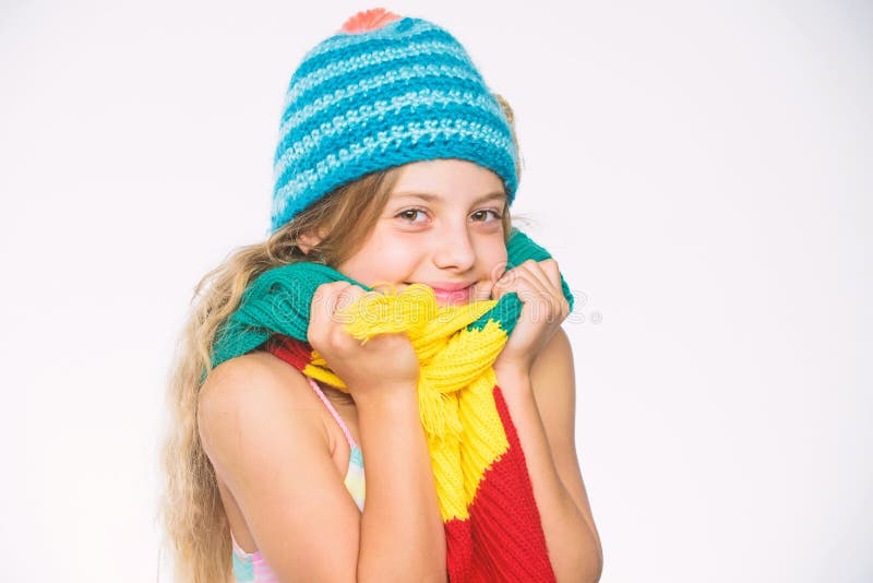 Les enfants portent un chapeau bleu tricoté doux et chaud et une longue écharpe Accessoires en laine chauffés Chapeau et écharpe images stock