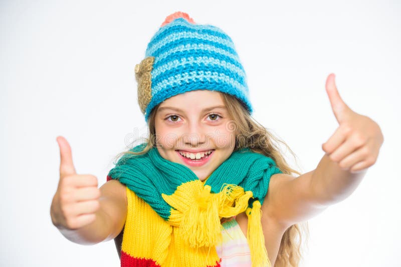 Les enfants portent un chapeau bleu tricoté doux et chaud et une longue écharpe Accessoires en laine chauffés Fille aux cheveux l photographie stock libre de droits