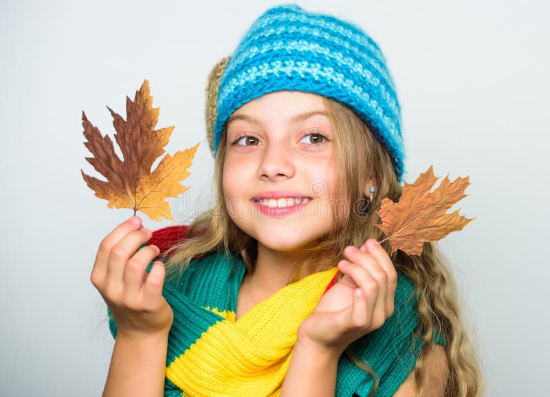 Les enfants portent un chapeau tricoté chaud et une longue écharpe Concept de mode automne Quels tissus vous réchaufferont cet au photo libre de droits