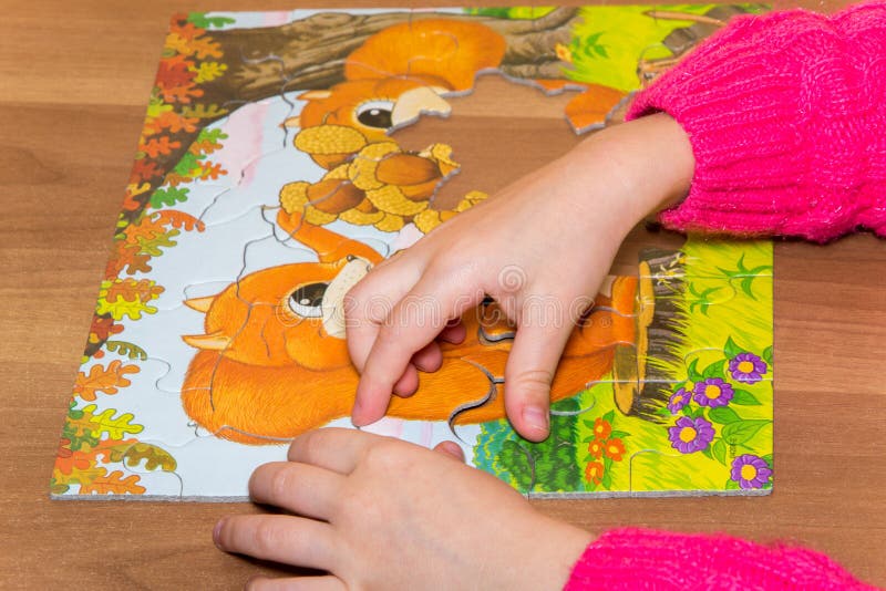 les enfants remet jouer avec le puzzle, concept d'éducation images stock les enfants remet jouer avec le puzzle, concept d'éducation images stock