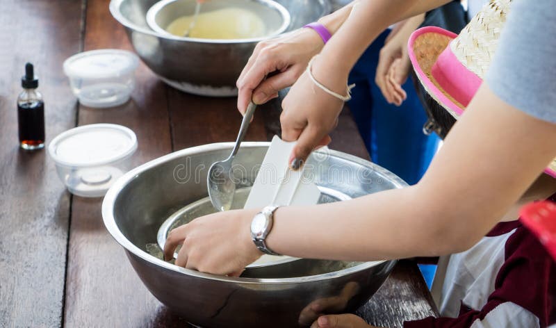 Les enfants remettent faire le cours de cuisine à la maison fait de crème glacée image libre de droits Les enfants remettent faire le cours de cuisine à la maison fait de crème glacée image libre de droits