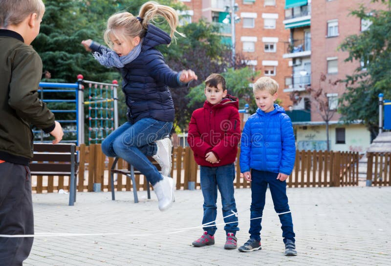 Enfants Jouant Le Jeu Sautant De Corde à Sauter Image stock - Image du  filles, saut: 81742389