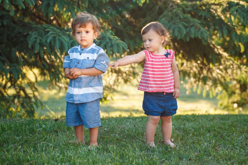 Les enfants se disputent et réconciliation Concept d'enfance d'amitié d'amour image stock Les enfants se disputent et réconciliation Concept d'enfance d'amitié d'amour image stock