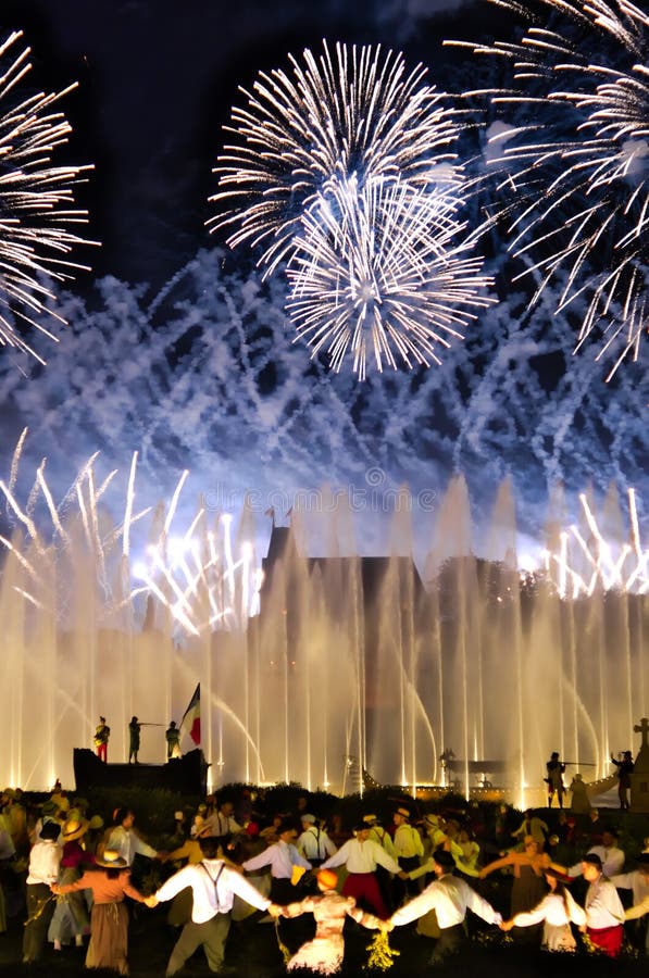 Les Epesses, Francia - September‎ ‎8‎, ‎2018: Grande finale dei fuochi d'artificio in Puy du fou fotografia stock Les Epesses, Francia - September‎ ‎8‎, ‎2018: Grande finale dei fuochi d'artificio in Puy du fou fotografia stock