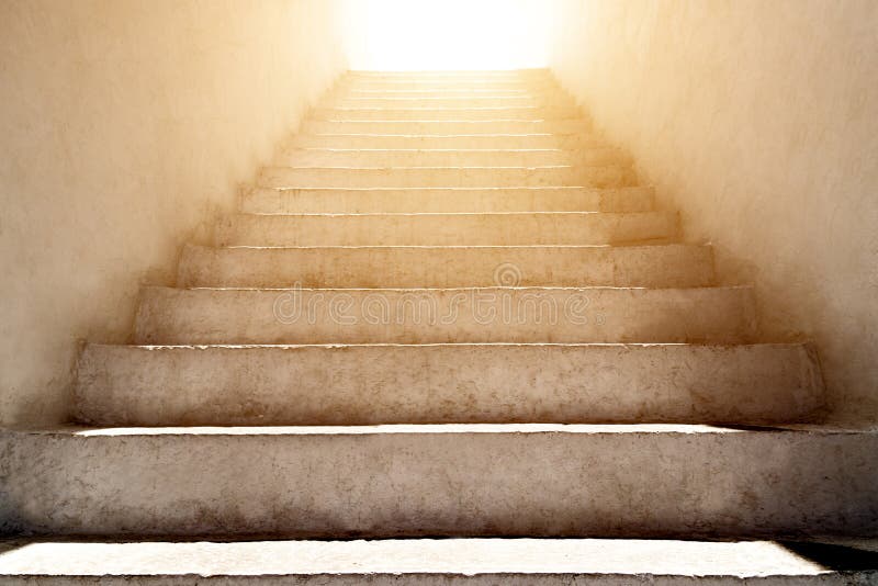 Les escaliers se lèvent et la lumière du soleil