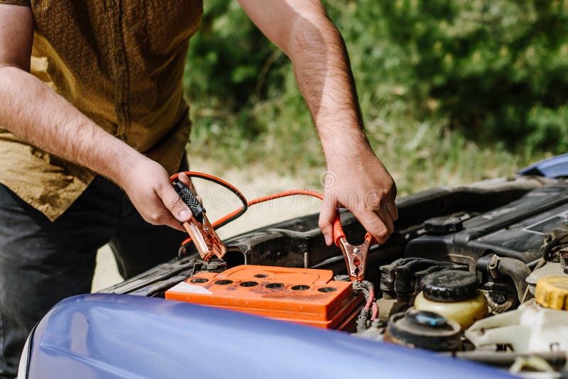Les essais de conducteur pour mettre en marche une voiture photographie stock Les essais de conducteur pour mettre en marche une voiture photographie stock