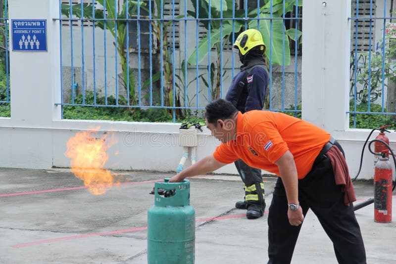 Les experts en mati?re de secours pour faire la formation et l'introduction au personnel administratif ont ?mis des recommandatio photos libres de droits Les experts en mati?re de secours pour faire la formation et l'introduction au personnel administratif ont ?mis des recommandatio photos libres de droits