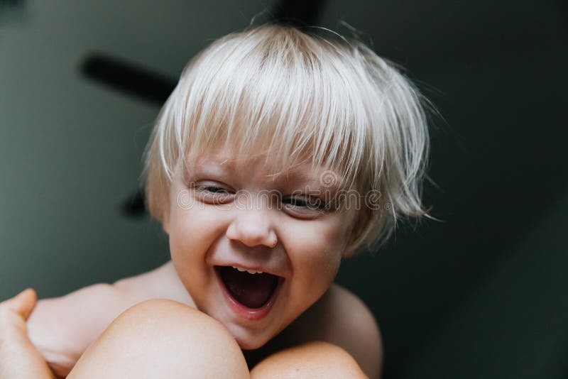 Les expressions observées bleues d'une chevelure de visage de garçon d'enfant d'enfant en bas âge de petite longue blonde mignonn photos stock Les expressions observées bleues d'une chevelure de visage de garçon d'enfant d'enfant en bas âge de petite longue blonde mignonn photos stock