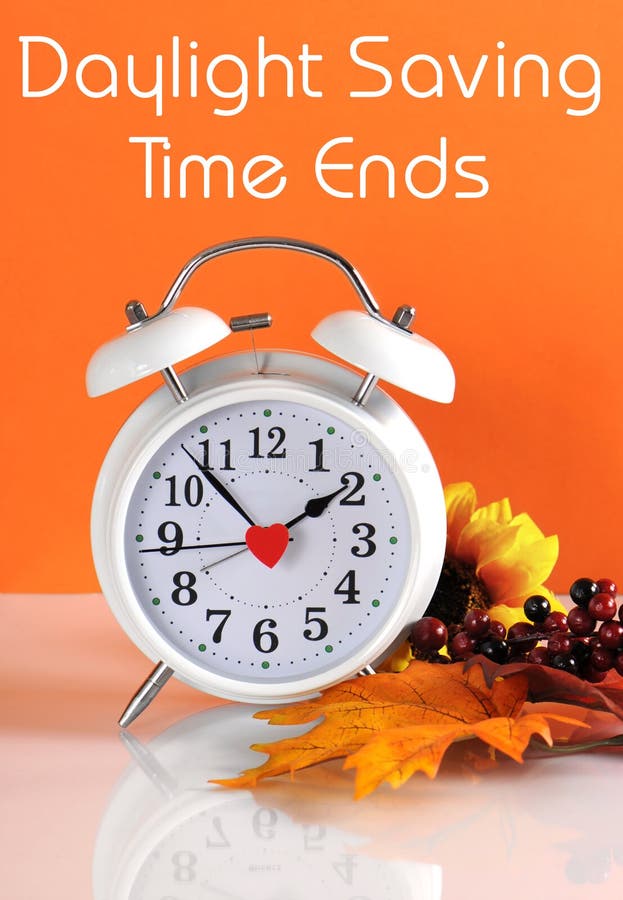Les extrémités de temps heures d'été en automne tombent avec le concept d'horloge et le message textuel photo libre de droits Les extrémités de temps heures d'été en automne tombent avec le concept d'horloge et le message textuel photo libre de droits