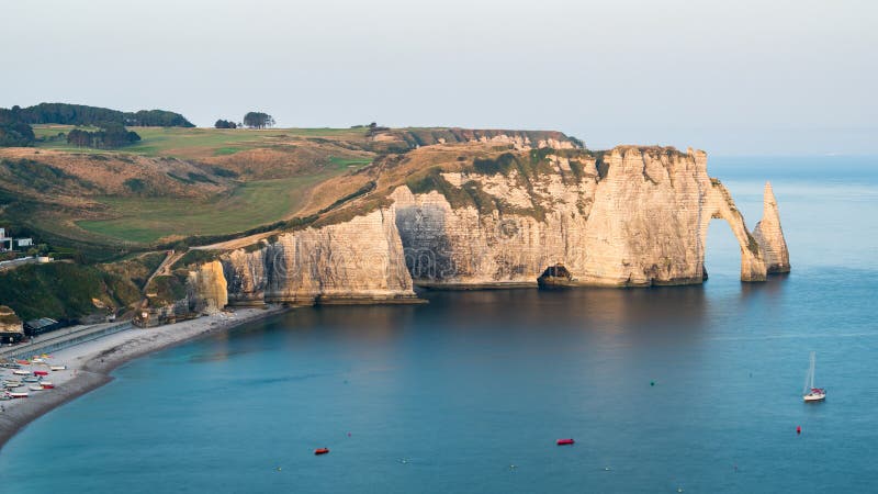 Les falaises de craie d'Etretat avec le ` naturel Aval de Porte d de voûte et l'aiguille en pierre ont appelé L ` Aiguille images stock Les falaises de craie d'Etretat avec le ` naturel Aval de Porte d de voûte et l'aiguille en pierre ont appelé L ` Aiguille images stock