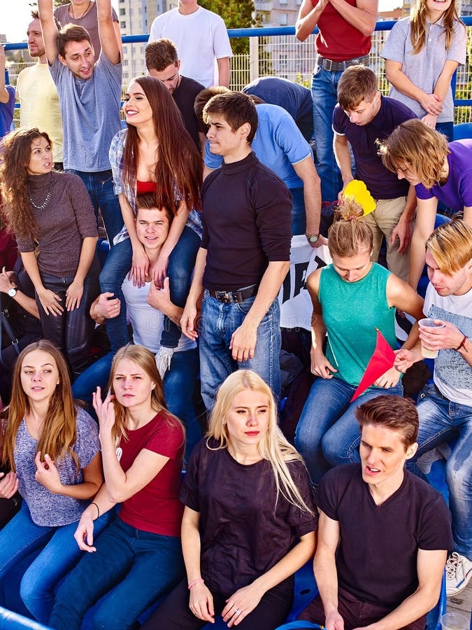 Les Fans Attendent Dans Les Supports Photo stock Image du
