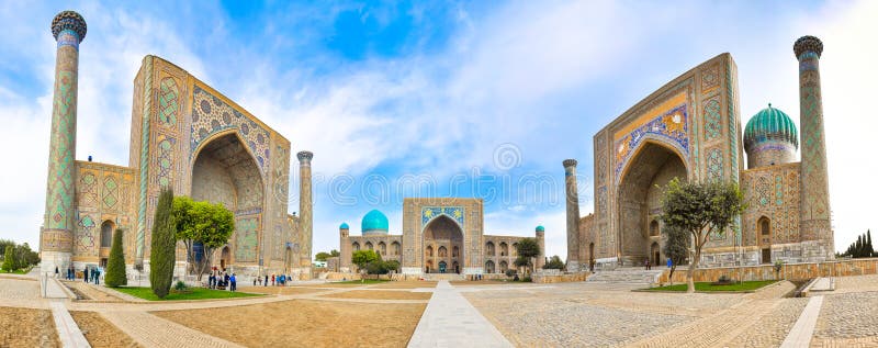 Les façades des trois madrasahs sur Registan ajustent à Samarkand photo libre de droits Les façades des trois madrasahs sur Registan ajustent à Samarkand photo libre de droits