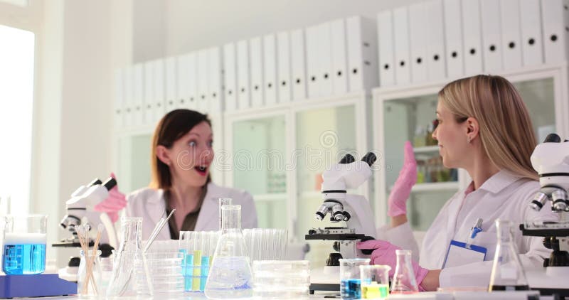 Les femmes au microscope font la découverte et donnent cinq