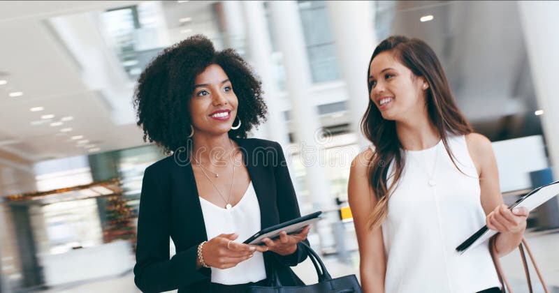 Les femmes d'affaires sourient et marchent dans le lobby pour la confiance professionnel et carrière dans l'agence de presse. réda image stock