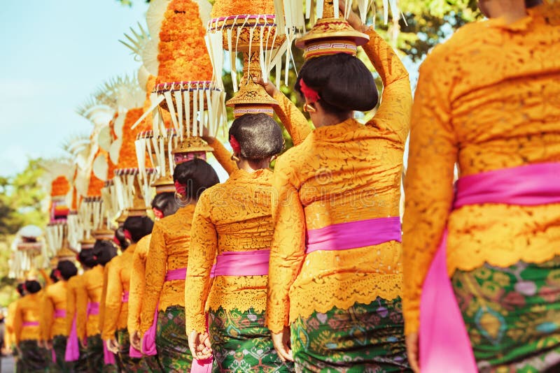 Les femmes de Balinese portent des offres rituelles sur des têtes