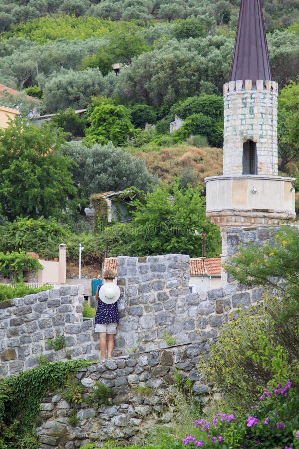 Les femmes de touristes prennent des ruines d'image de barre de Stari, forteresse antique photos libres de droits Les femmes de touristes prennent des ruines d'image de barre de Stari, forteresse antique photos libres de droits