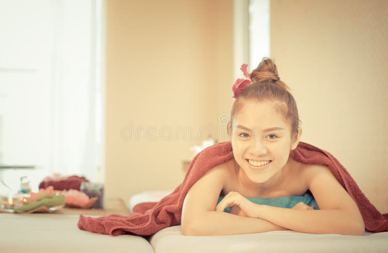 Les femmes heureuses se trouve sur le lit de station thermale photo stock Les femmes heureuses se trouve sur le lit de station thermale photo stock