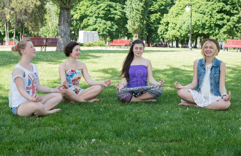Les femmes hispaniques mignonnes pratiquant le cobra posent pendant leur yoga photos stock
