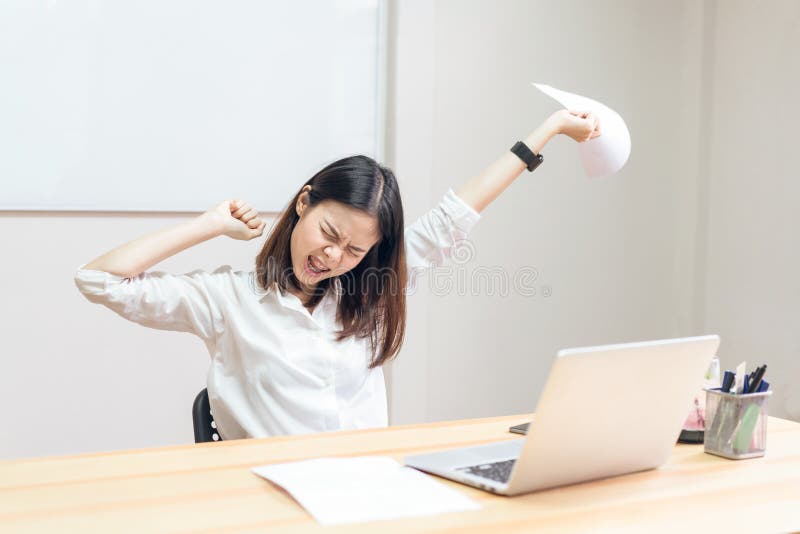 Les femmes ont des douleurs de dos en raison de l'ordinateur et du travail pendant longtemps photo libre de droits Les femmes ont des douleurs de dos en raison de l'ordinateur et du travail pendant longtemps photo libre de droits
