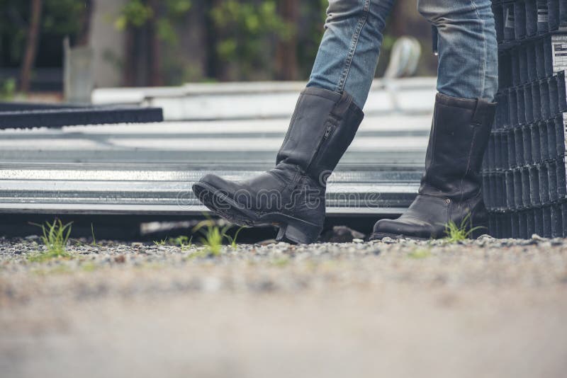 Les Hommes Portent Des Bottes De Construction Chaussures De Sécurité Pour  Les Travailleurs Au Chantier. Ingénieur Porter Des Jeans Image stock -  Image du cuir, gens: 219065349