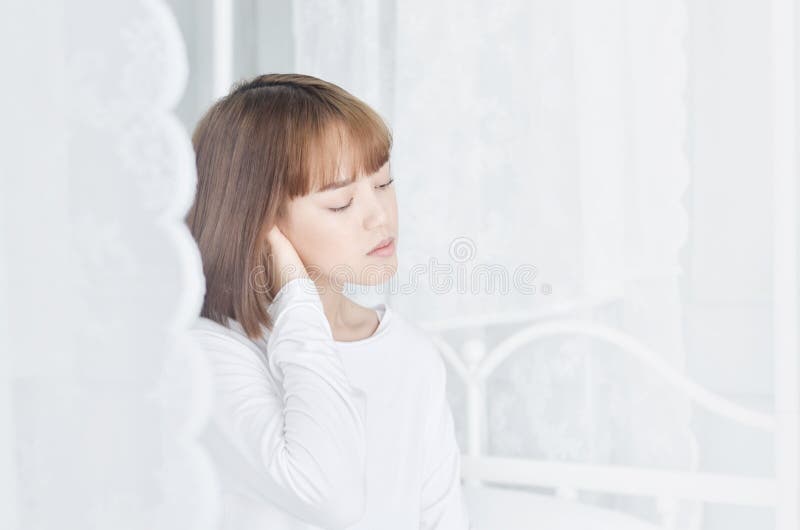 Les femmes utilisant les chemises blanches se sont juste r?veill?es photos libres de droits Les femmes utilisant les chemises blanches se sont juste r?veill?es photos libres de droits
