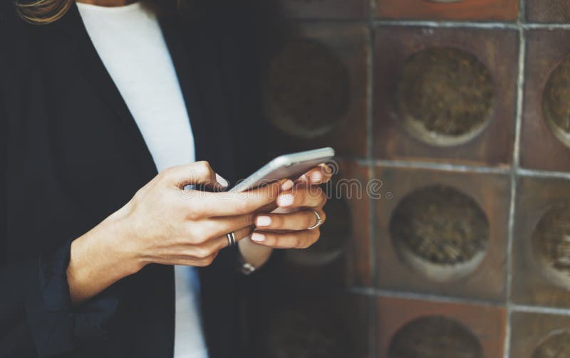 Les femmes utilisant le smartphone d'isolement, directeur de hippie tenant l'instrument mobile, sms de message textuel de fille, photos libres de droits Les femmes utilisant le smartphone d'isolement, directeur de hippie tenant l'instrument mobile, sms de message textuel de fille, photos libres de droits