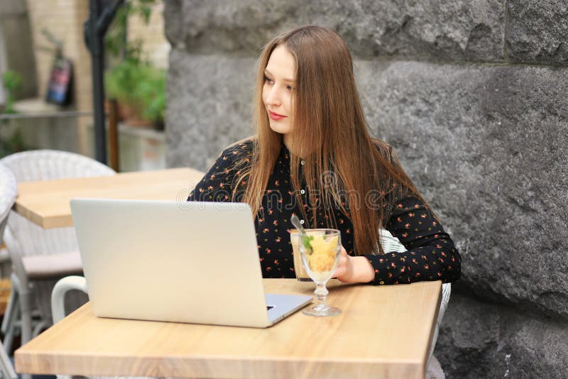 Les femmes utilise la chemise noire dans le café image libre de droits Les femmes utilise la chemise noire dans le café image libre de droits