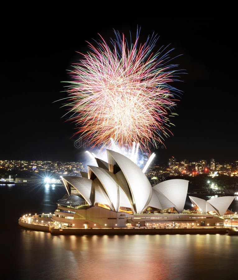 Les feux d'artifice multiples éclatent au-dessus de Sydney Opera House dans une exposition fantastique de semi-finale photos libres de droits Les feux d'artifice multiples éclatent au-dessus de Sydney Opera House dans une exposition fantastique de semi-finale photos libres de droits