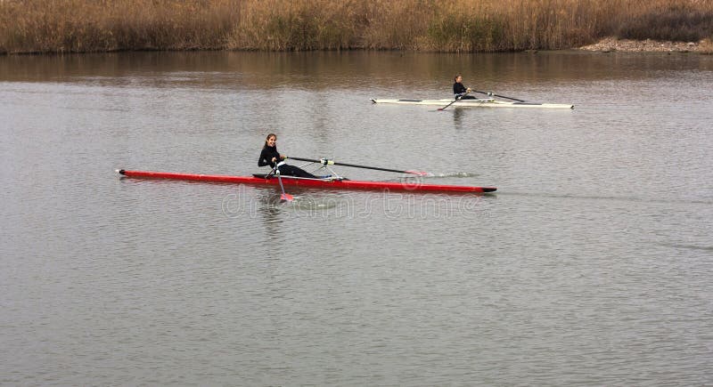 Les filles dans l'aviron classe le canoë l'espagne catalonia Altafulla 13/03/2017 photos stock Les filles dans l'aviron classe le canoë l'espagne catalonia Altafulla 13/03/2017 photos stock