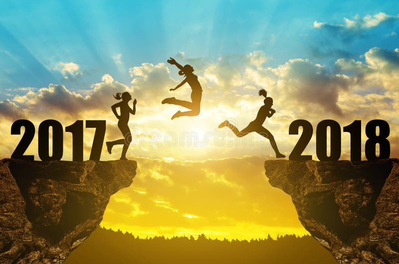 Les filles sautent à la nouvelle année 2018 photographie stock libre de droits