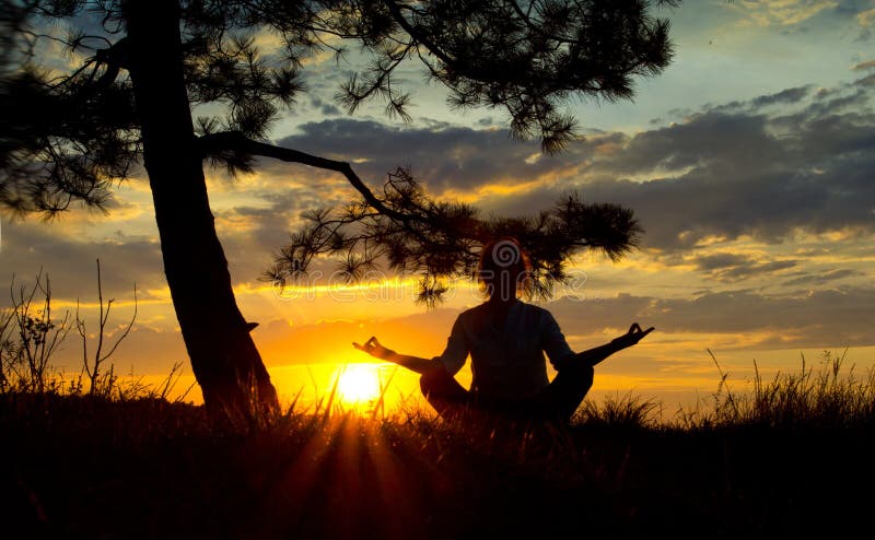 Les filles silhouettent dans le reflexia de méditation au coucher du soleil image libre de droits Les filles silhouettent dans le reflexia de méditation au coucher du soleil image libre de droits