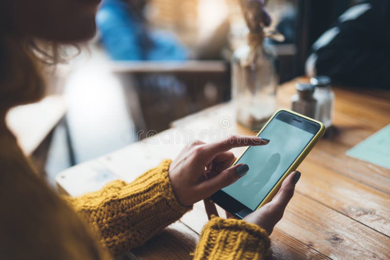 Les filles tiennent main jaune téléphone portable, message de type personne sur écran vide smartphone dans le café, détendre les. Les filles tiennent main jaune téléphone portable, message de type personne sur écran vide smartphone dans le café, détente les voyages touristiques planifier voyage, hipster profiter de voyage dans le paysage urbain, concept de vacances de style de vie, Internet en ligne