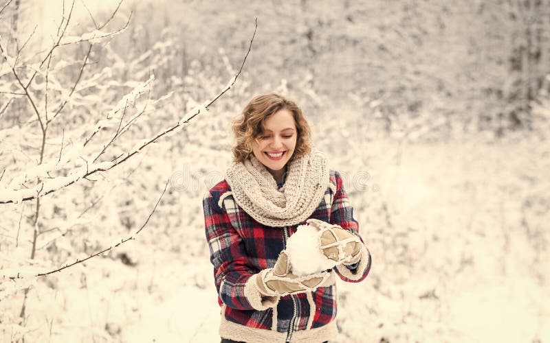 Les flocons de neige sont de petits cristaux. neige ajouter un charme unique. tenue d'hiver. la neige rend tout à l'extérieur éton photographie stock