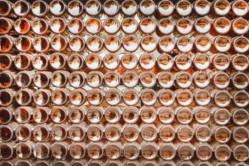 Les fonds de la texture brune de modèles de groupe de bouteilles à bière sur l'abrégé sur mur pour le fond photos libres de droits Les fonds de la texture brune de modèles de groupe de bouteilles à bière sur l'abrégé sur mur pour le fond photos libres de droits