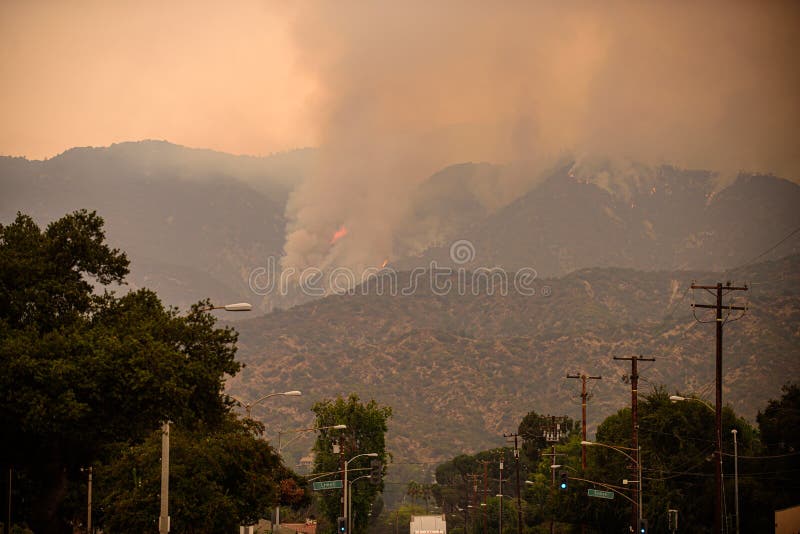 Les forêts dans les montagnes de Californie brûlent près de la ville Air sale à Los Angeles De la fumée et la poussière dans l'ai photo libre de droits Les forêts dans les montagnes de Californie brûlent près de la ville Air sale à Los Angeles De la fumée et la poussière dans l'ai photo libre de droits