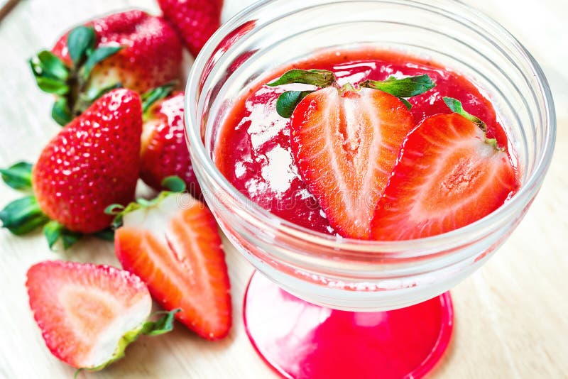 Les fraises faites maison de cotta de panna de dessert portent des fruits écrimage frais décoré de purée de baie avec de la sauce image stock Les fraises faites maison de cotta de panna de dessert portent des fruits écrimage frais décoré de purée de baie avec de la sauce image stock